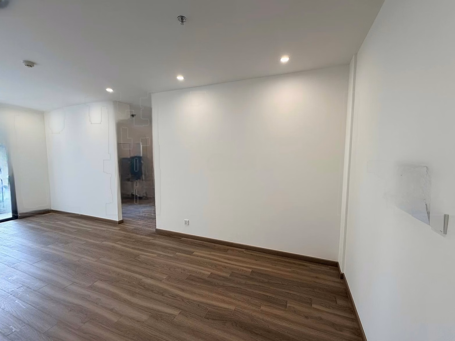 The owner needs to convert so he is selling the super nice 2 bedroom corner apartment BE3