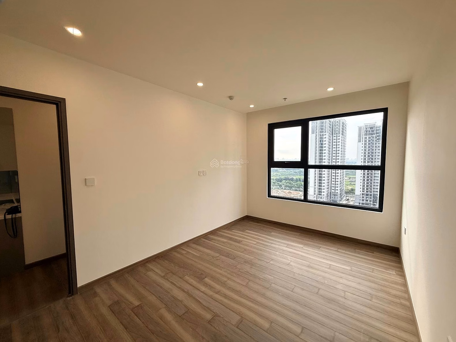 The owner needs to convert so he is selling the super nice 2 bedroom corner apartment BE3