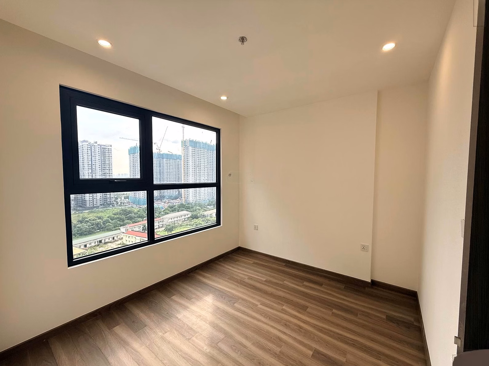 The owner needs to convert so he is selling the super nice 2 bedroom corner apartment BE3