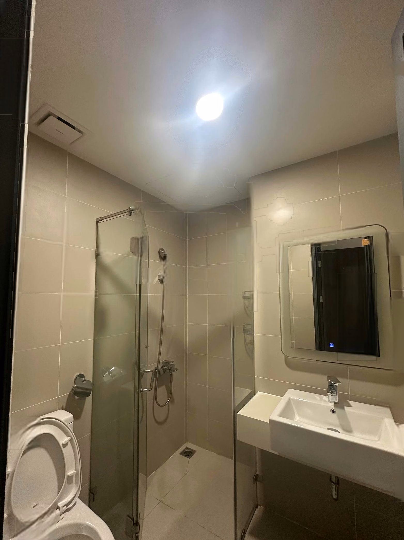 The owner sends a 3-bedroom apartment for URGENT SALE at Q7 Boulevard