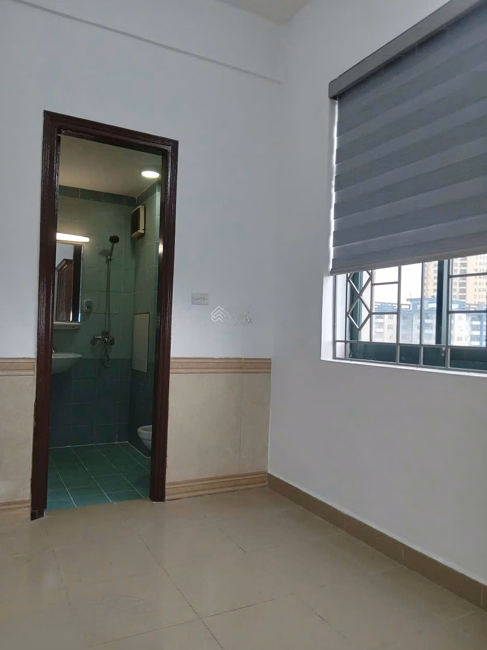 Long-term rental for a family of 90m2, 3 bedrooms, 2 bathrooms, gable house, BC facing SE (Hoang Mai, Hanoi). The owner