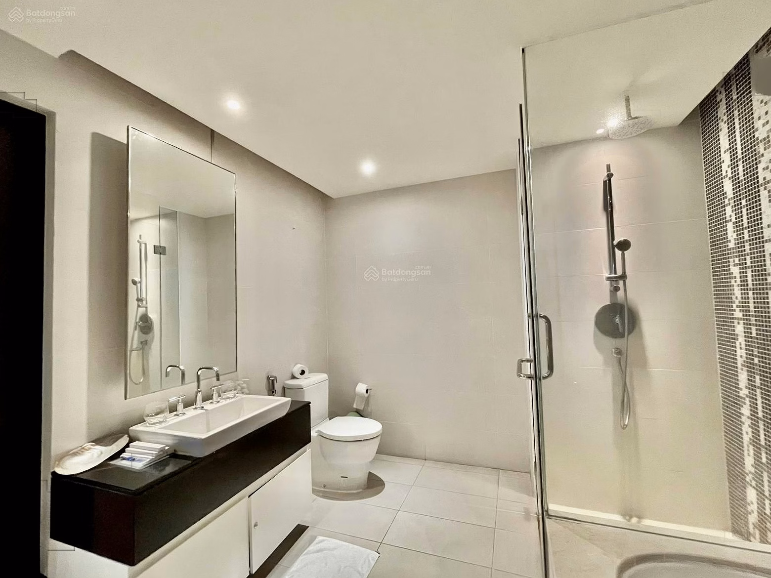 The Costa 1-bedroom apartment has spacious space right on Tran Phu beach