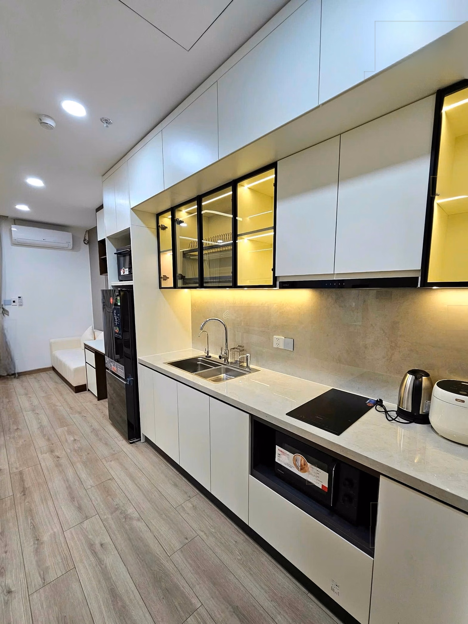 The owner rents Panoma apartment on the 16th floor. Price 16 million/month. Watch DIFF fireworks on the 18th floor. Genuine interior