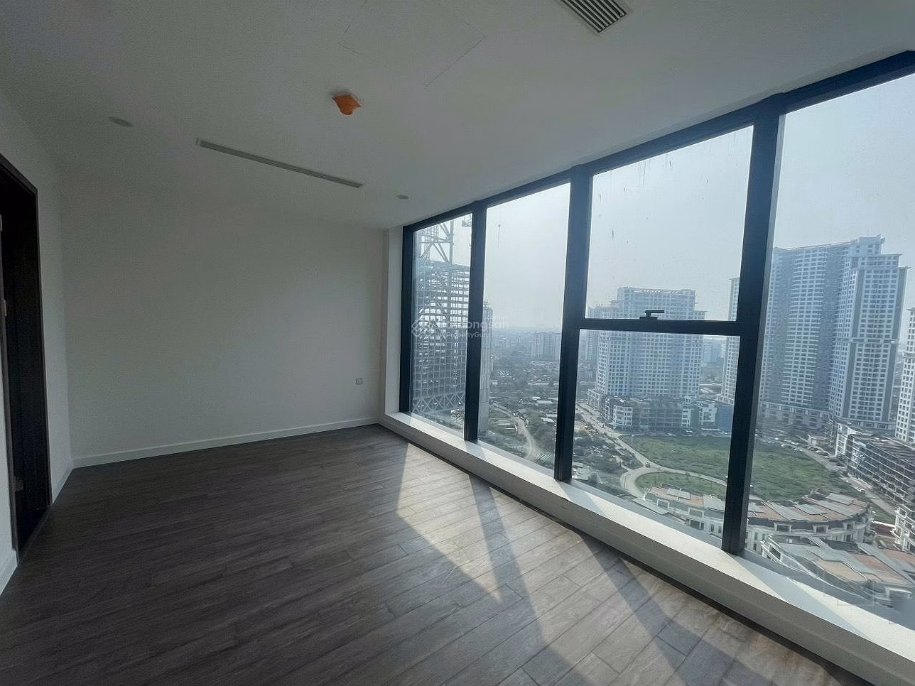 9 billion | 97m2 | 3 bedrooms | Sunshine City | Super cheap price | Internal view of corner apartment