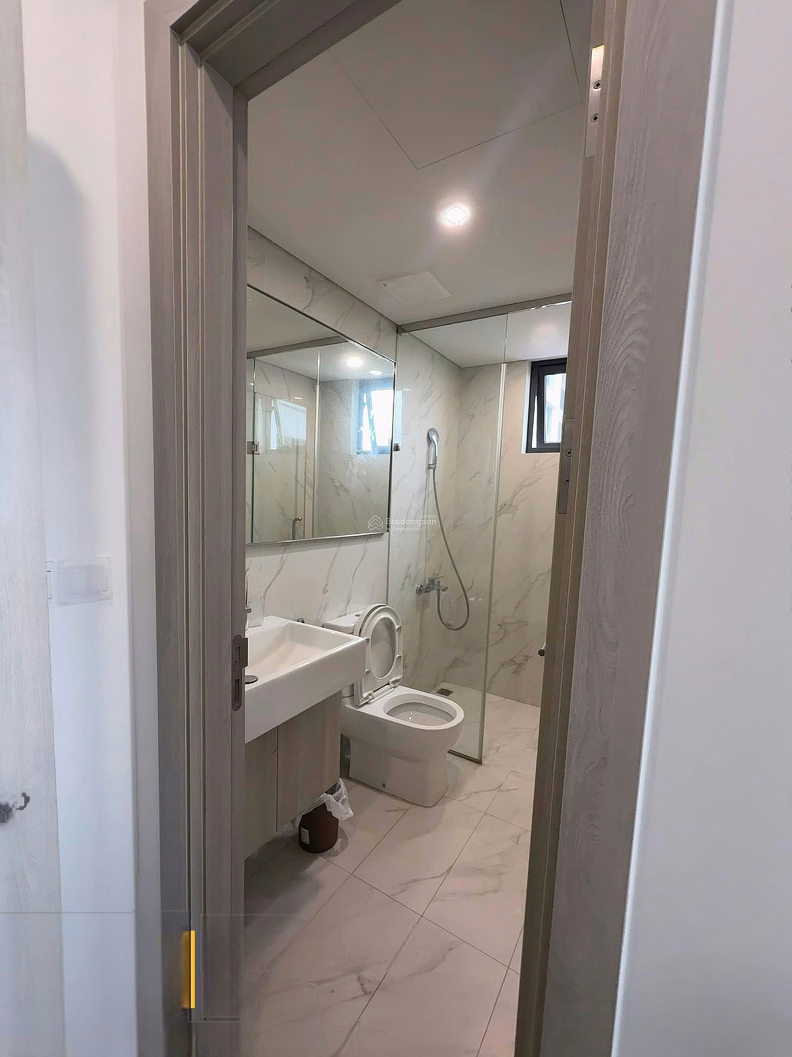 Rare item for rent, corner apartment 3N2WC, Masteri West Heights building, fully furnished, no service, lake view, price 16 million