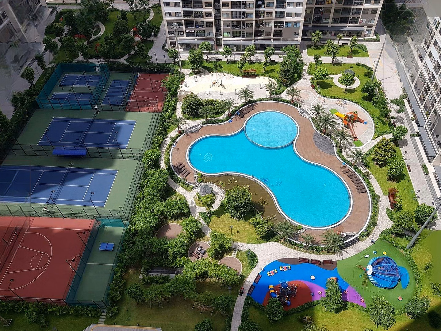 From studios to 3 bedrooms, there are apartments with free services, underground parking, and viewing all day off, completely free of charge