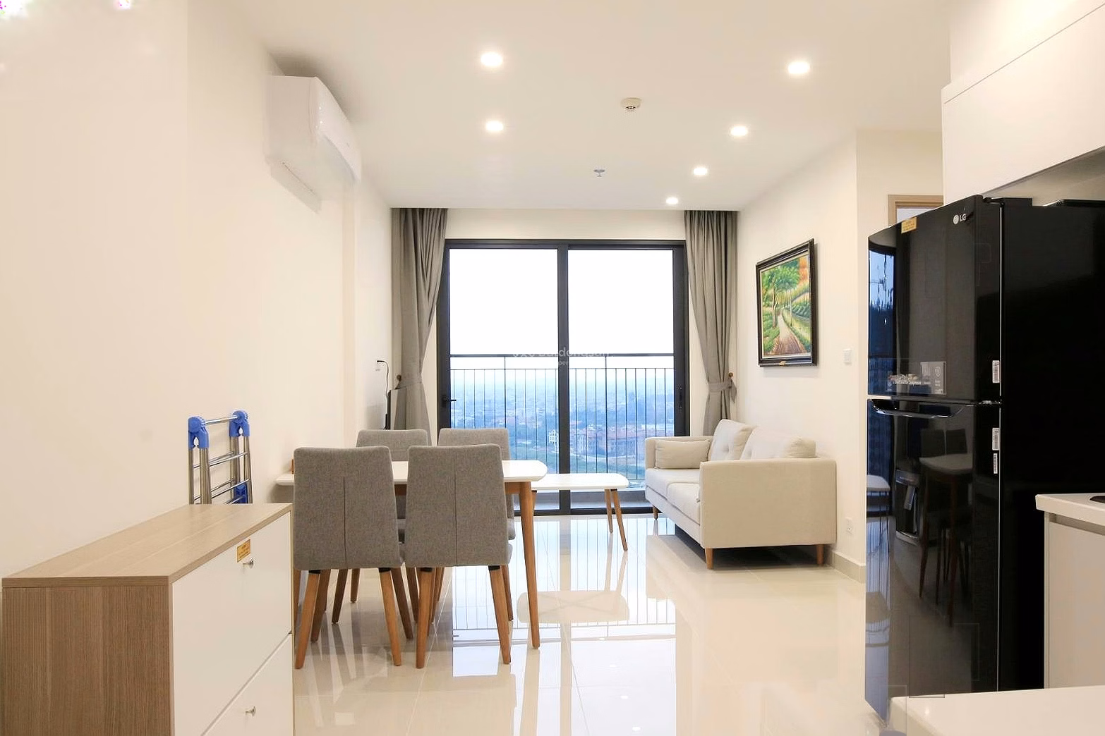 From studios to 3 bedrooms, there are apartments with free services, underground parking, and viewing all day off, completely free of charge