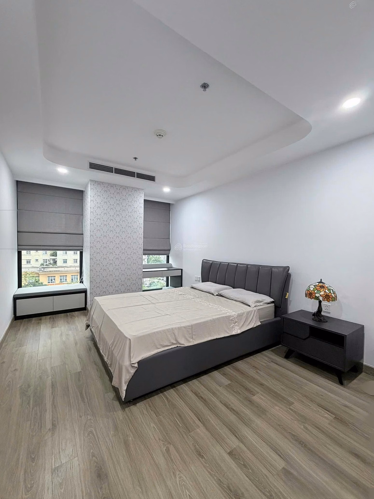 Apartment for rent with 2 bedrooms, 2 bathrooms, 96m2 at Endless Skyline West Lake. Price more than 20 million. Full of clothes. Come in now