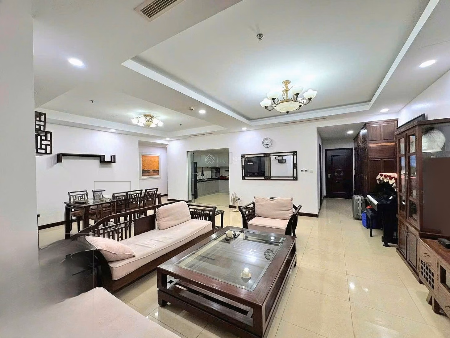 3 BEDROOM CORNER APARTMENT FOR RENT AT VINHOMES ROYAL CITY 72A NGUYEN TRAI - 182M2, FULLY FURNISHED. STAY NOW - 33 MILLION
