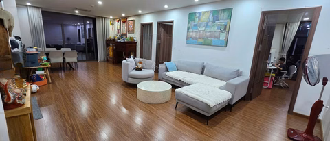 Rare apartment for rent at 93 Lang Ha. Rarely has a beautiful 3-bedroom 153m2 apartment priced at 26 million/month. Contact: 0822 238 ***
