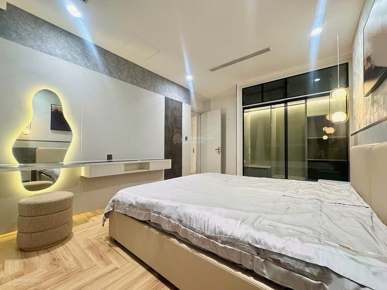 Hold 99% of shopping carts selling Vinhomes Central Park from 1 bedroom = 5.4 billion; 2 bedrooms=from 8.5 billion; 3 bedrooms = 12.5 billion; 4 bedrooms = 17 billion