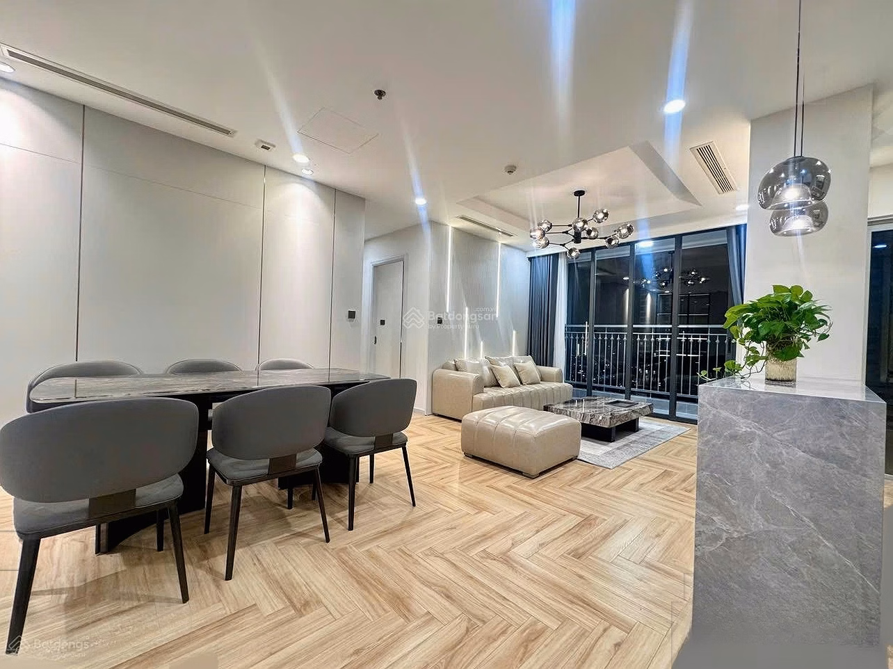 Hold 99% of shopping carts selling Vinhomes Central Park from 1 bedroom = 5.4 billion; 2 bedrooms=from 8.5 billion; 3 bedrooms = 12.5 billion; 4 bedrooms = 17 billion