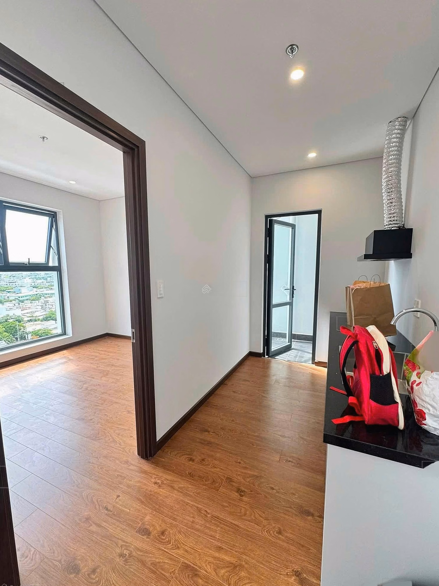 Mia Central Point apartment for rent right on Nguyen Sinh Sac street, next to Nguyen Tat Thanh beach