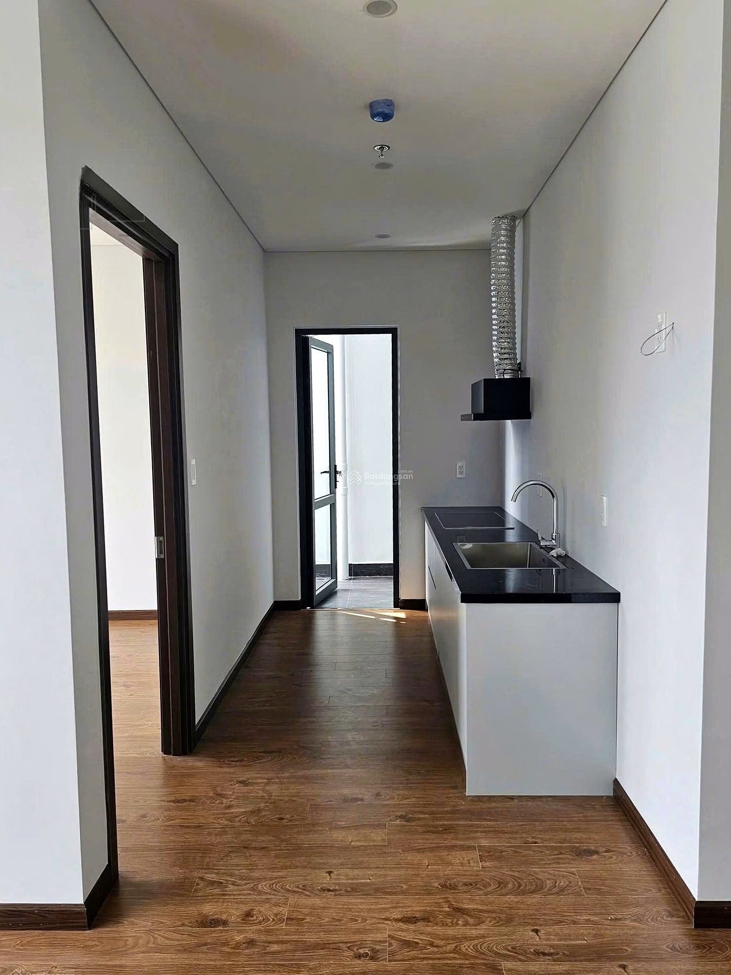 Mia Central Point apartment for rent right on Nguyen Sinh Sac street, next to Nguyen Tat Thanh beach