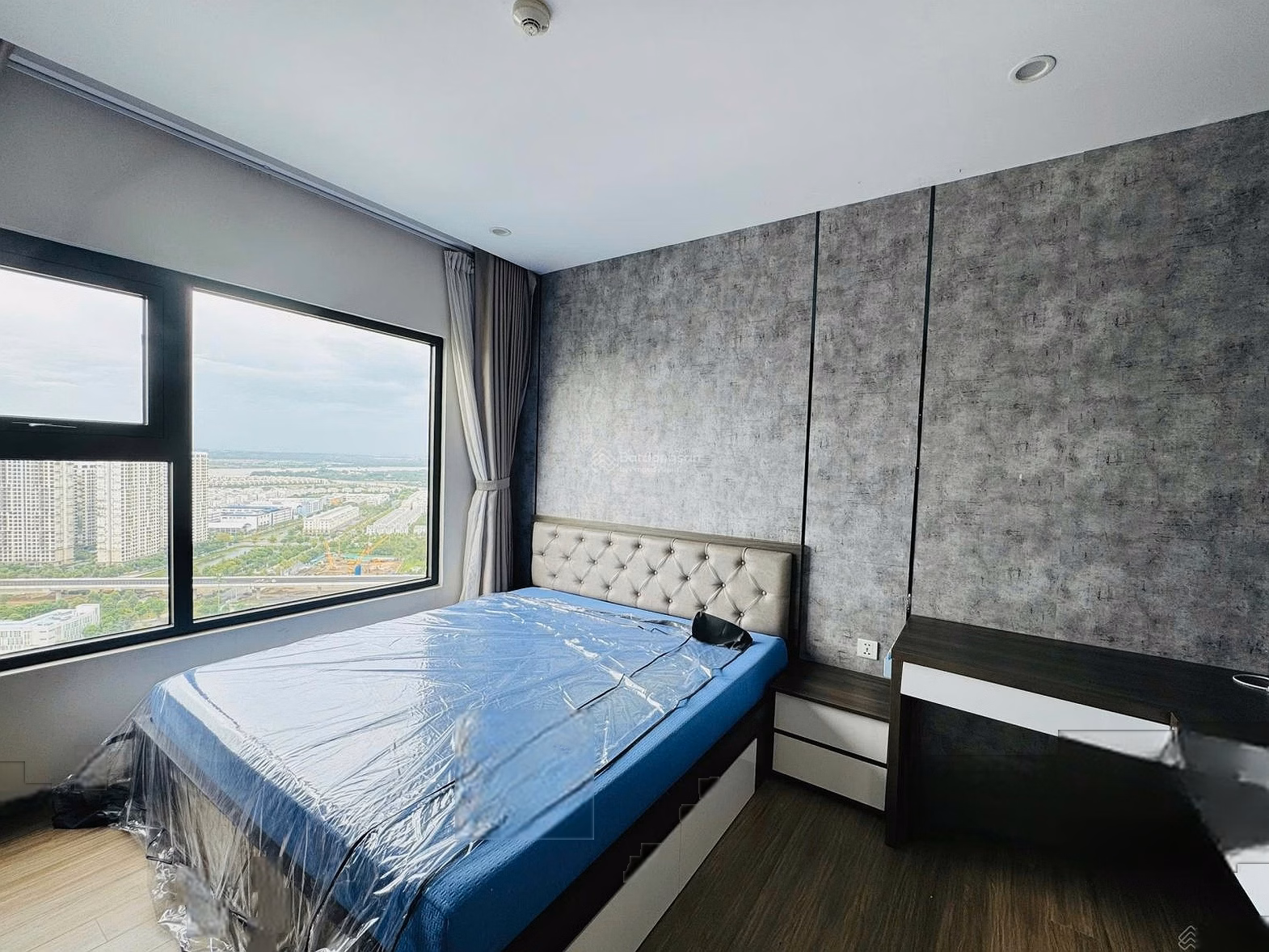 Selling a 3-bedroom apartment with all views to the river, open view, fully furnished, high-class furniture, ready-made books, Rainbow Vinhomes