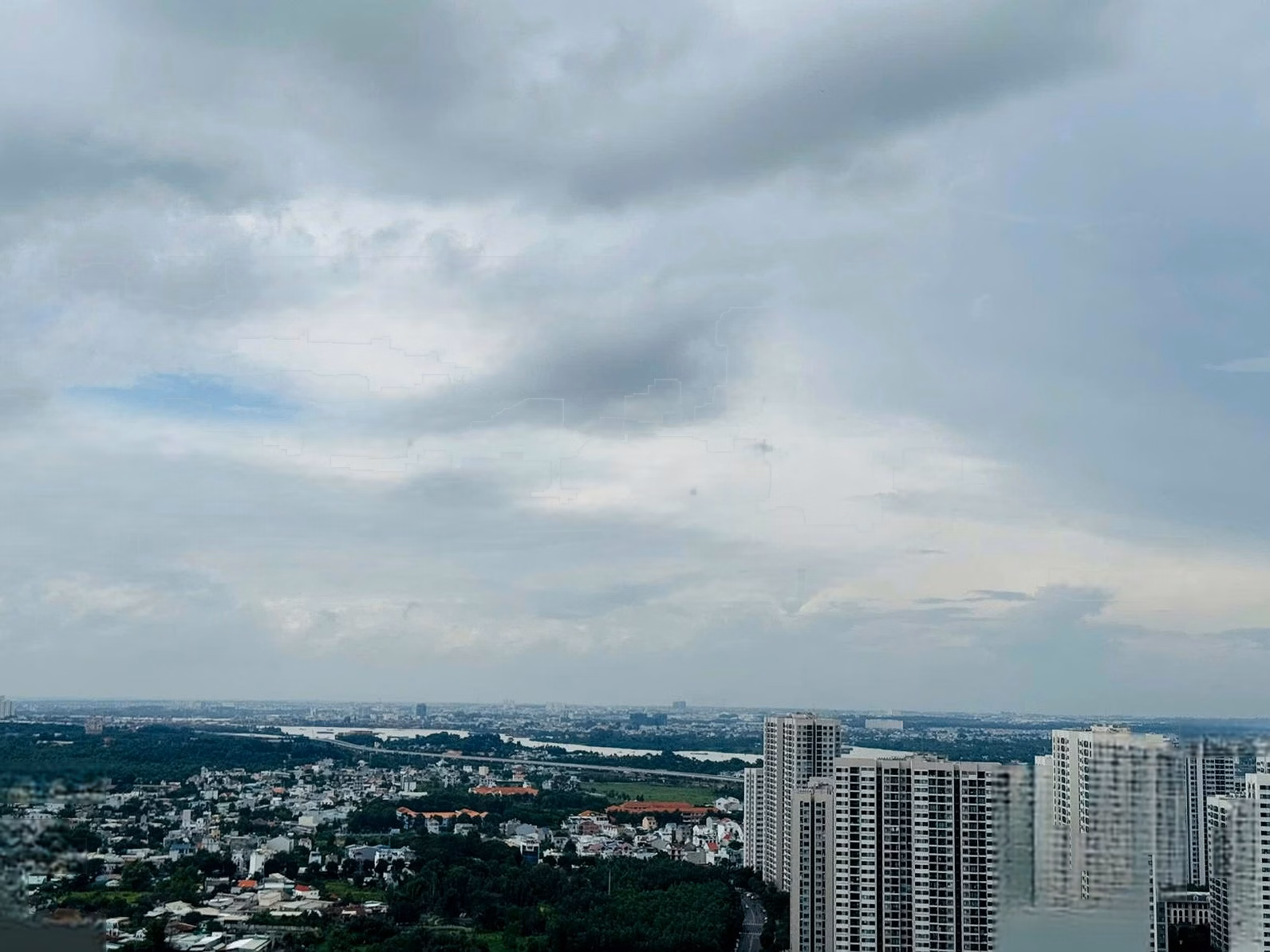 Selling a 3-bedroom apartment with all views to the river, open view, fully furnished, high-class furniture, ready-made books, Rainbow Vinhomes