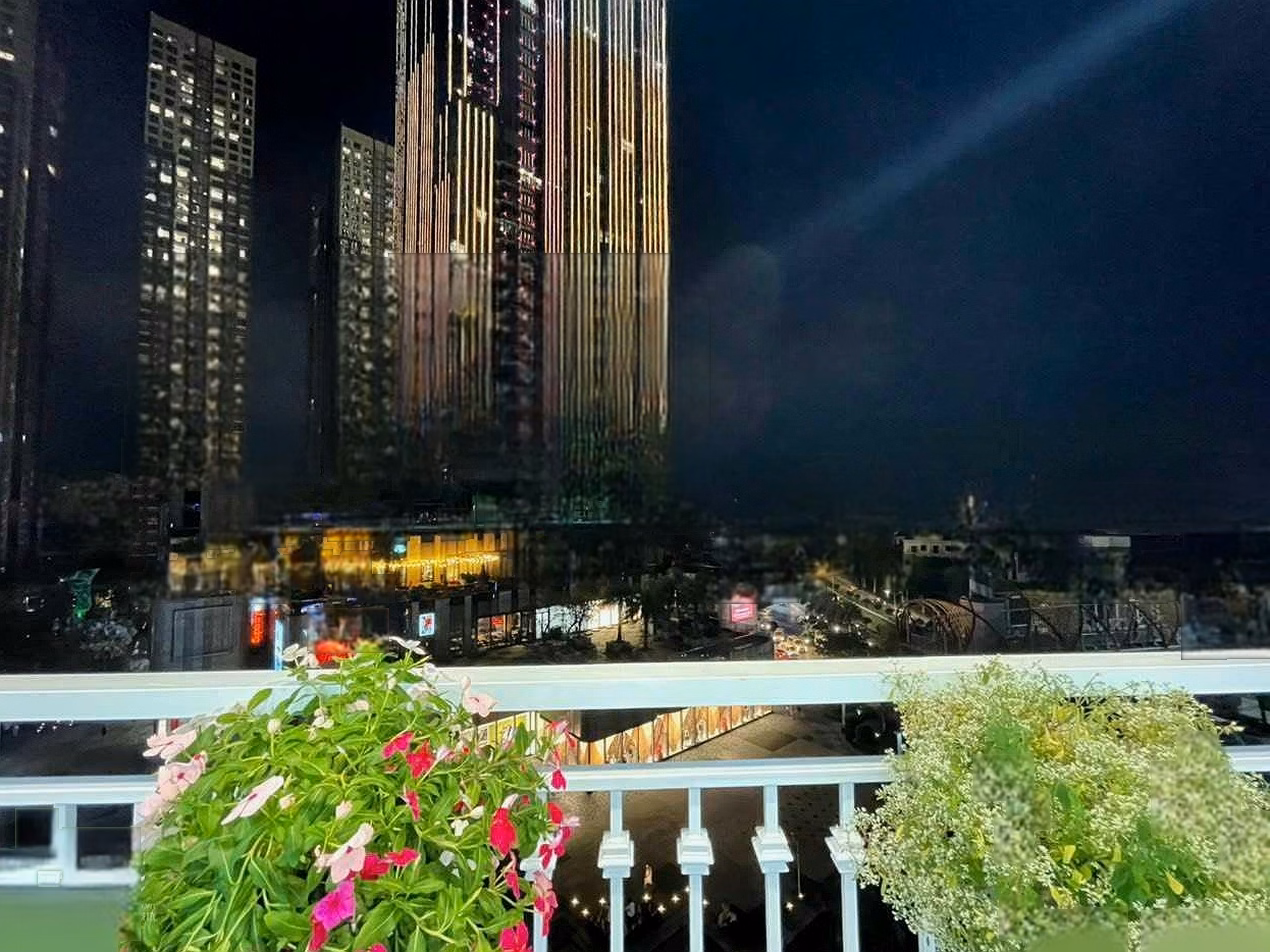 Excellent apartment for rent in Vinhomes Central Park 3 bedrooms, Landmark 81, good price in Binh Thanh