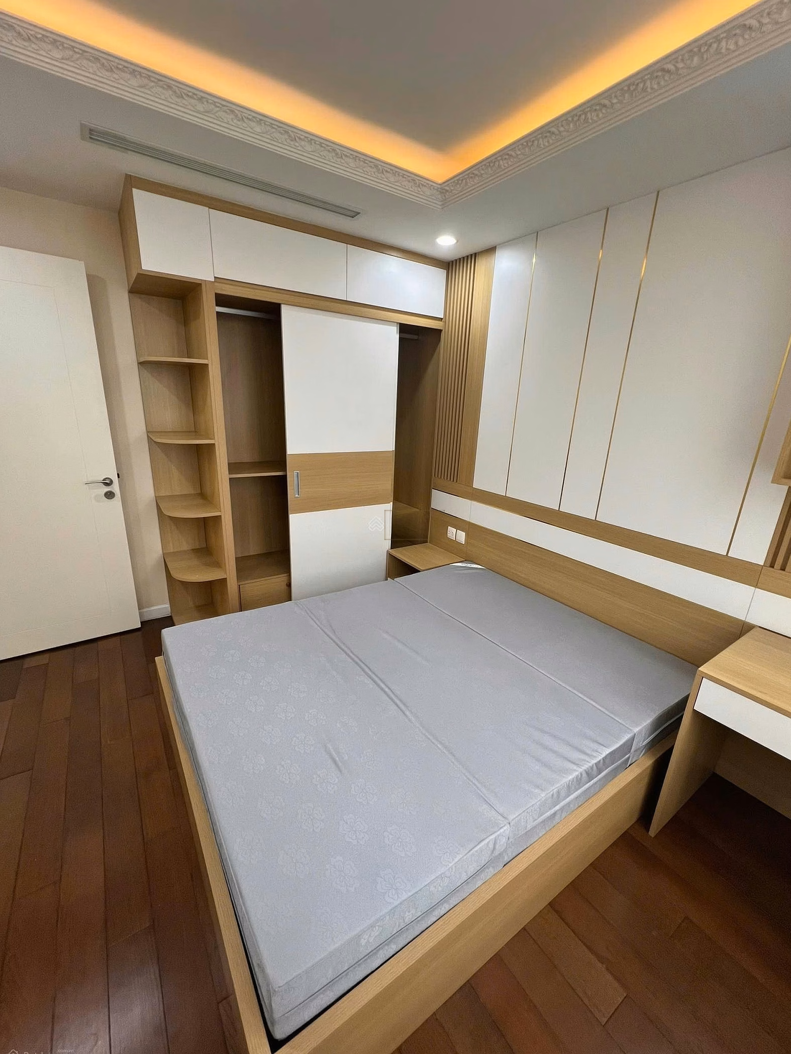 I rent D.Capitale Tran Duy Hung, building C1 - 3 bedrooms/2 bathrooms - 100m² - Fully furnished - Move in now