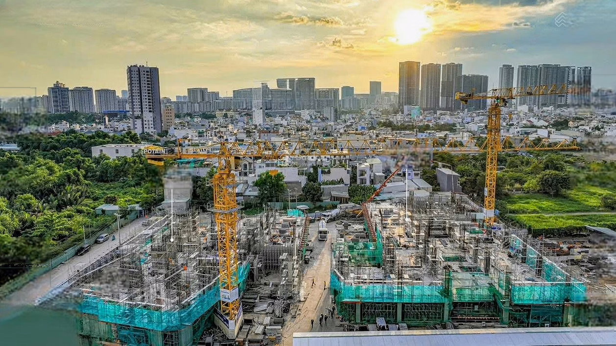Ready stock 2 bedrooms 1 bathroom, direct view of SG river, Landmark 81, CK 210 million, 15% deposit to receive full house