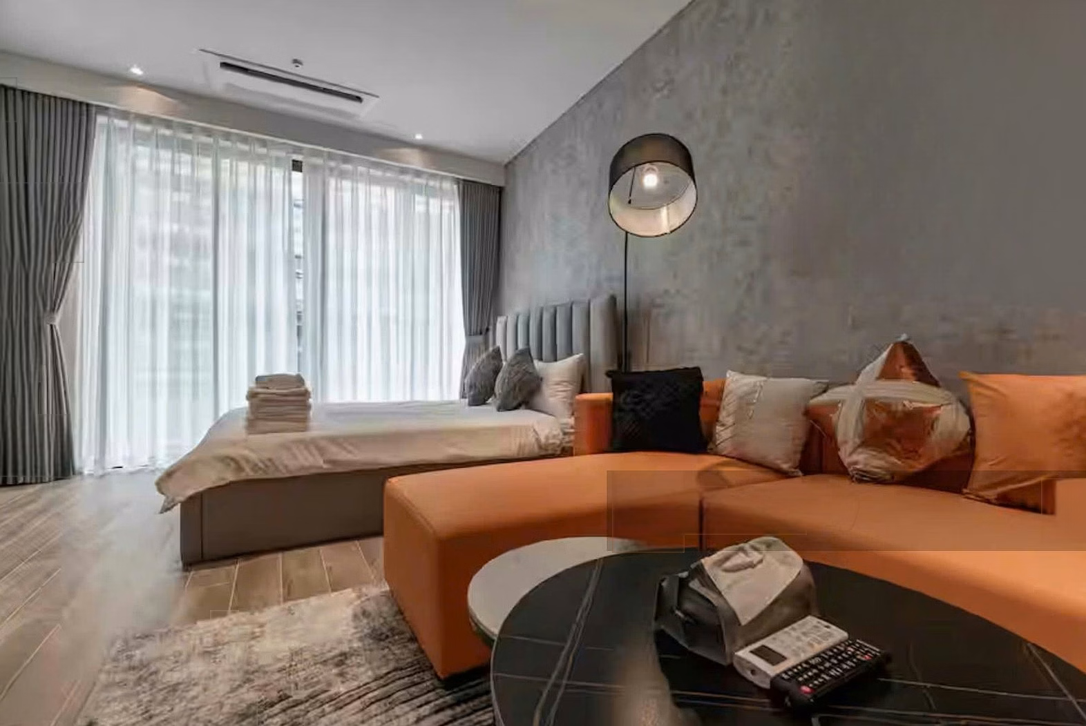 Studio apartment at The Crest high floor for sale at a good price of 13.5 billion