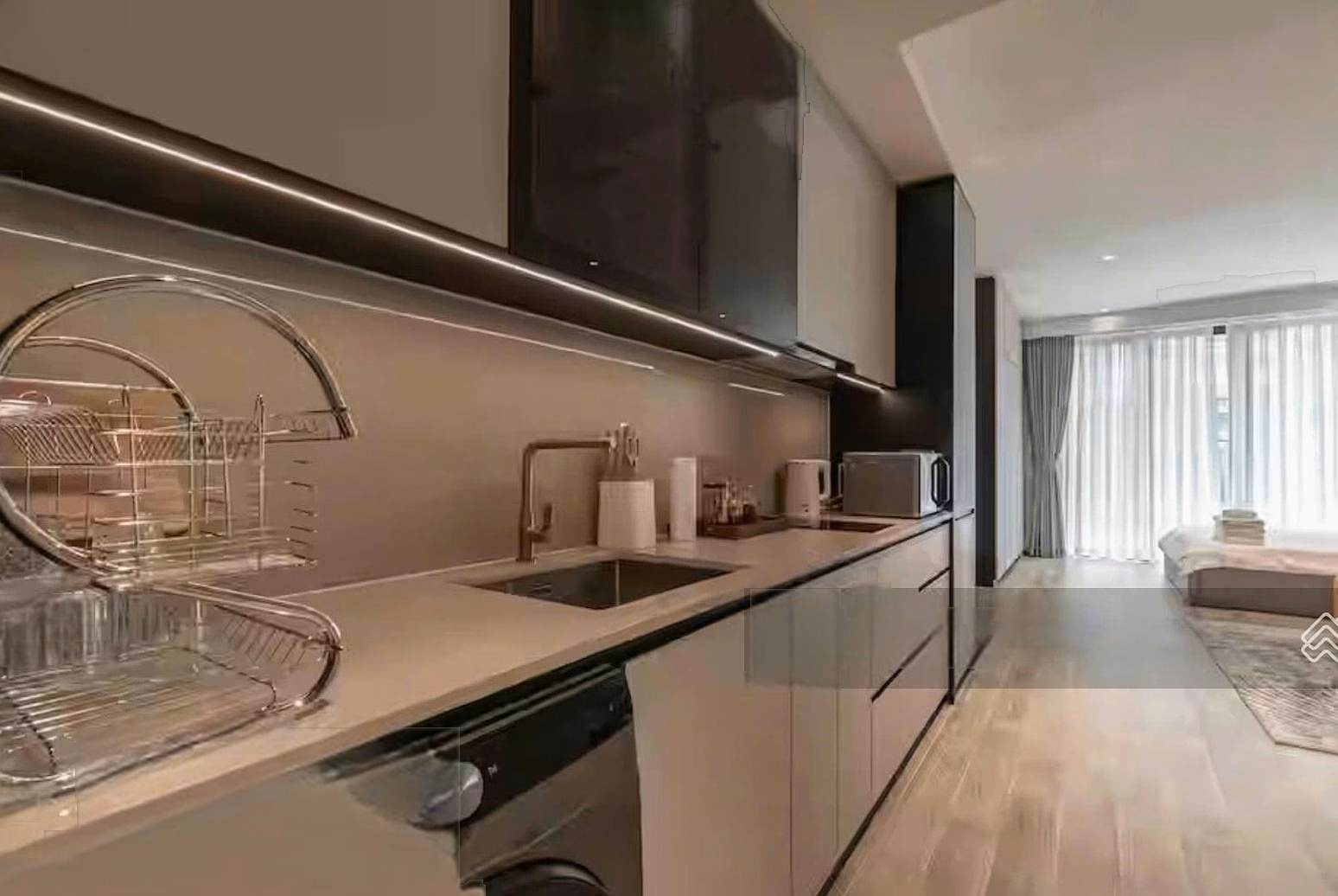 Studio apartment at The Crest high floor for sale at a good price of 13.5 billion
