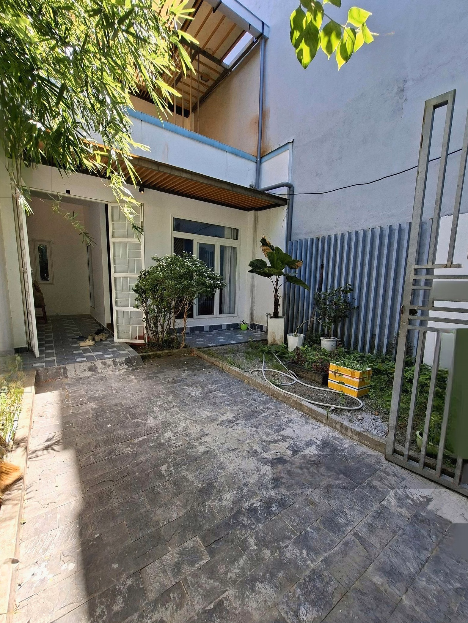 2-storey house for rent - garden - Nguyen Sac Kim Street - 3 rooms - Fully furnished
