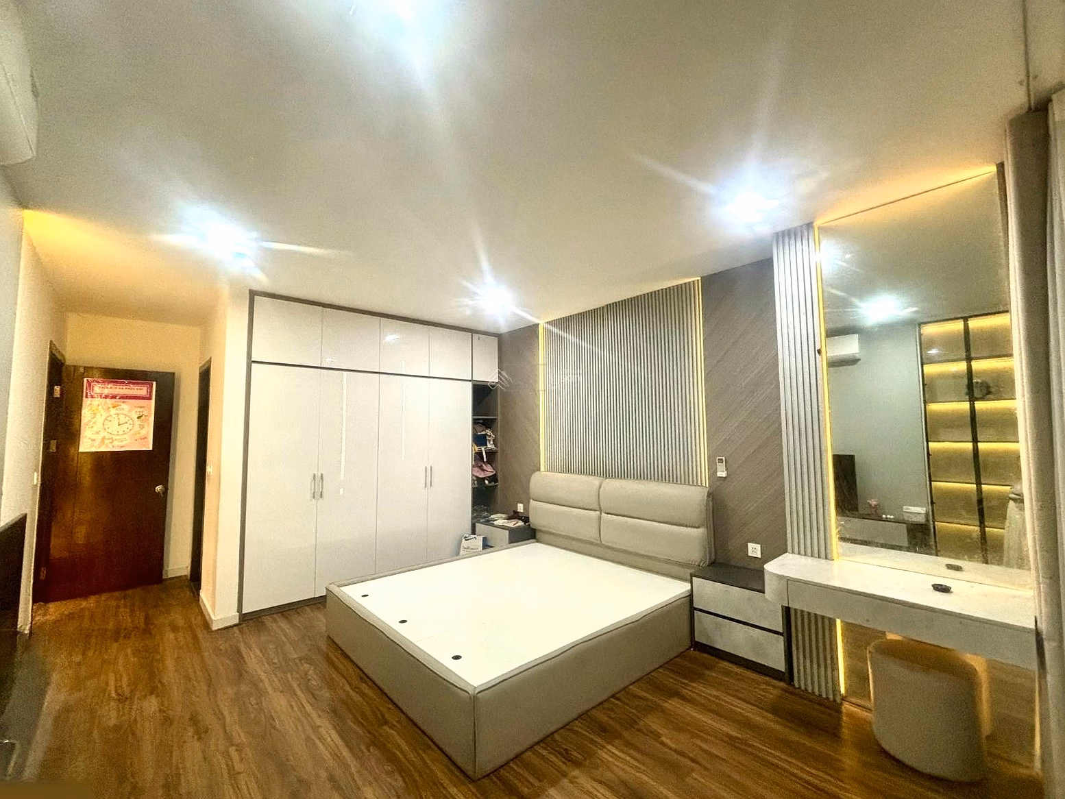 3 - 4 bedroom apartment for rent, Ho Guom Plaza apartment building, 141m2