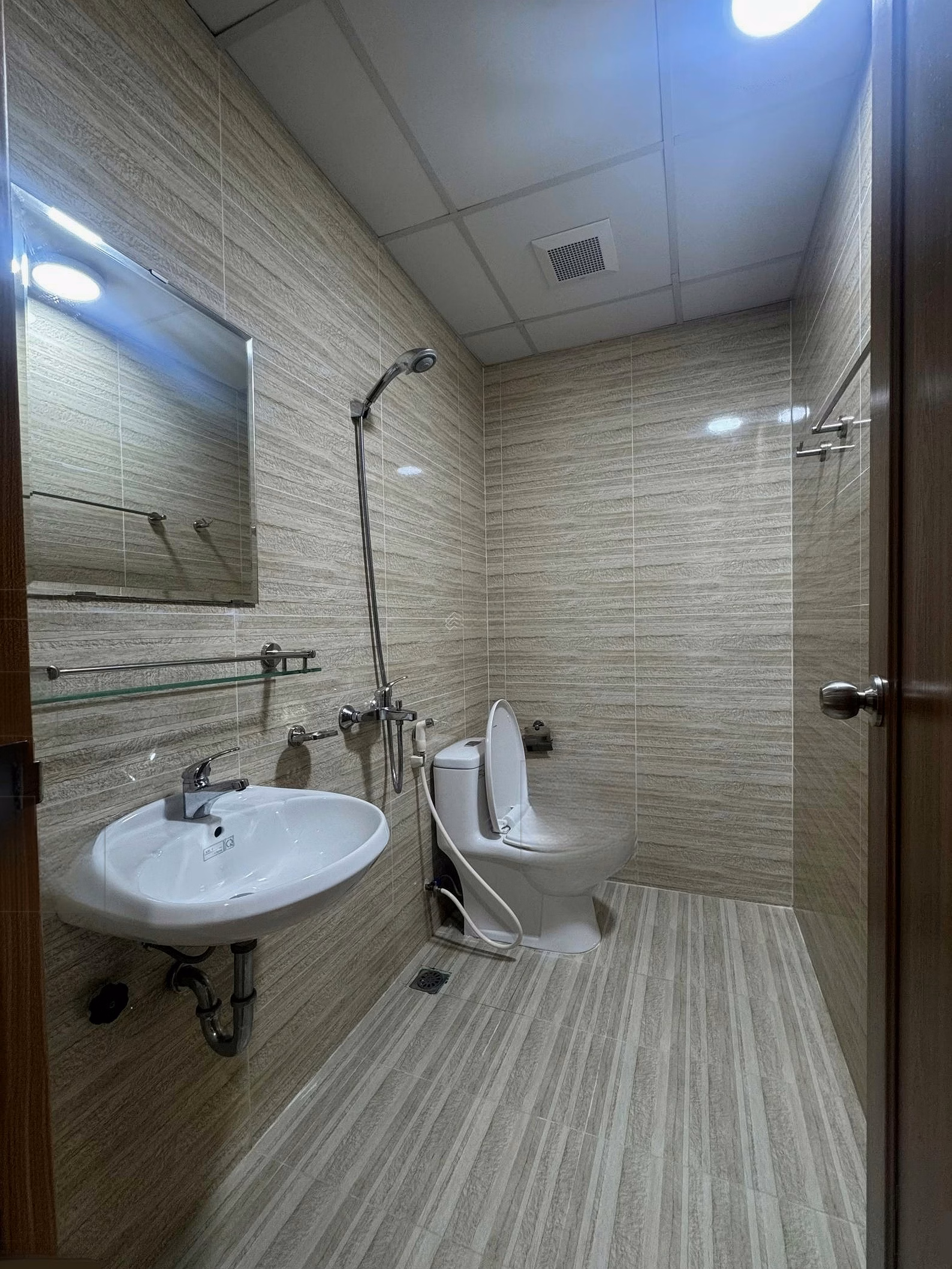 The owner rents a 3-bedroom apartment with quality furniture, close to Nguyen Tat Thanh beach, Da Nang
