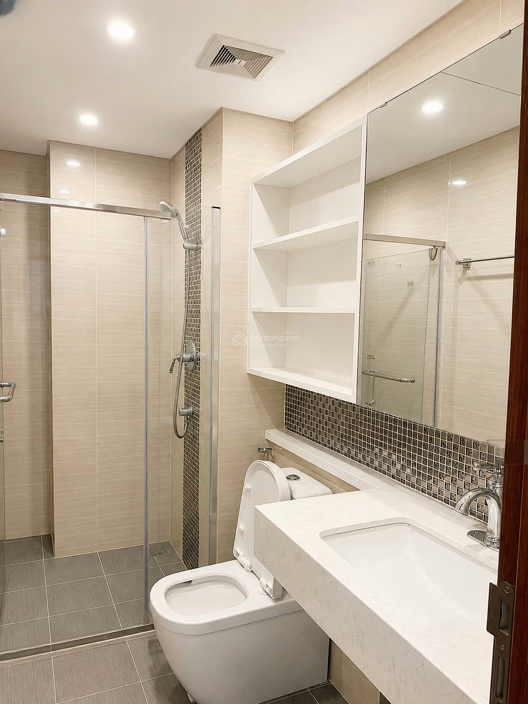 Rarely has a brand new fully furnished 3 bedroom apartment with car slot at Florence 28 Tran Huu Duc