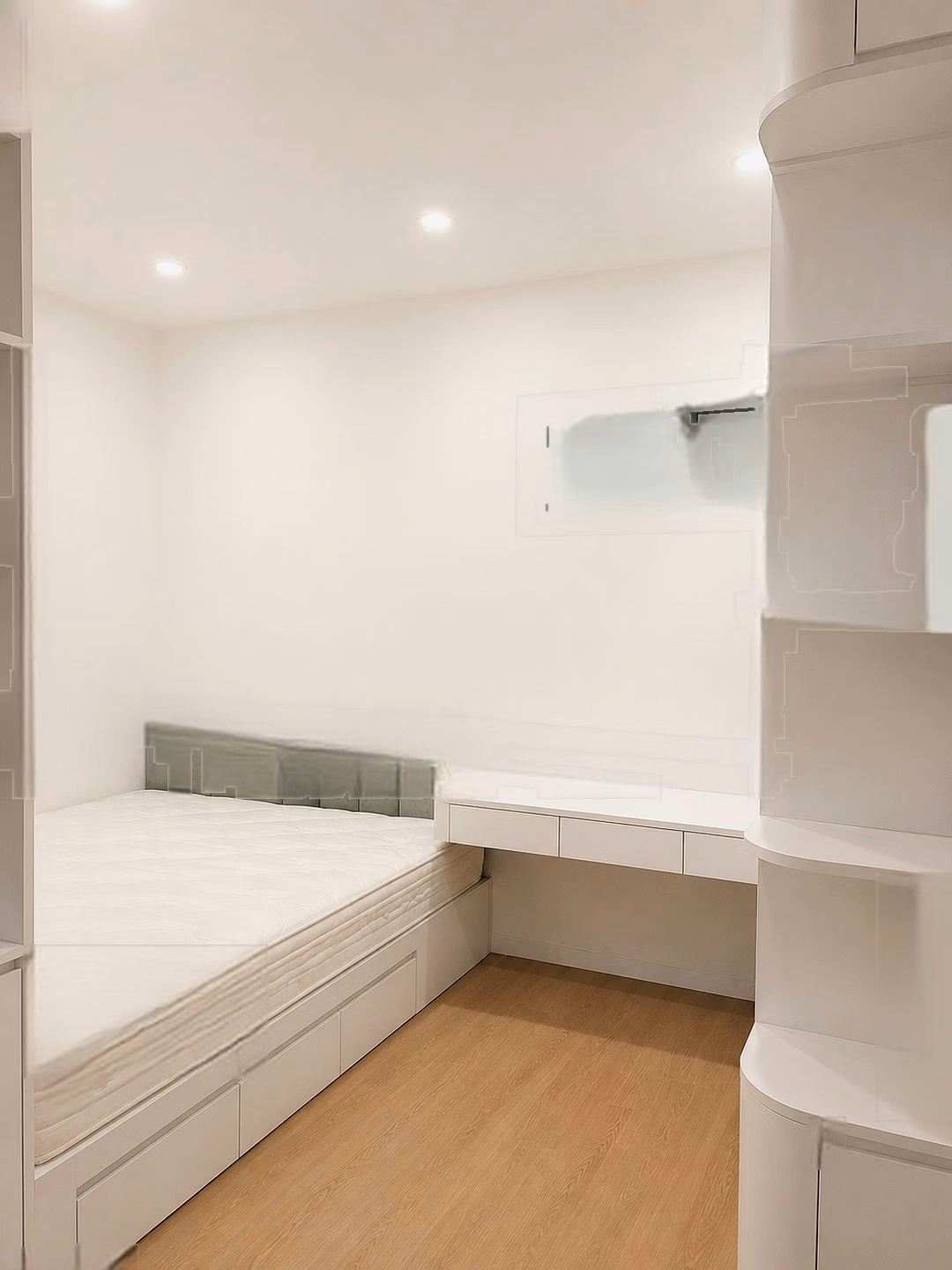 Rarely has a brand new fully furnished 3 bedroom apartment with car slot at Florence 28 Tran Huu Duc