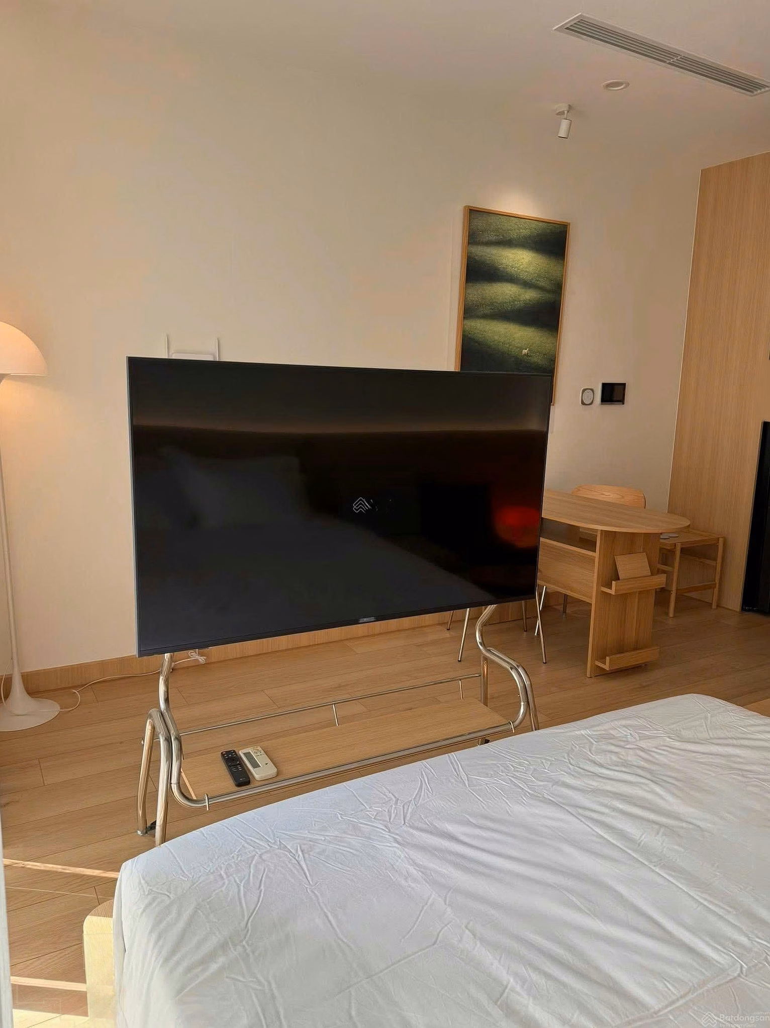 The owner is selling a studio apartment with a view of the square, fully furnished and progress payments are being made