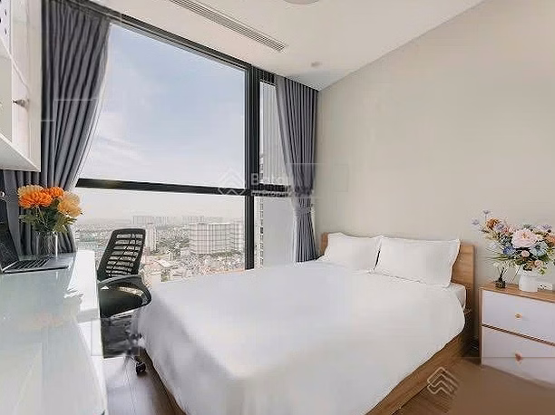 I have 1 bedroom, 2 bedroom, 3 bedroom, 4 bedroom apartments with basic to full beautiful furniture for rent at Vinhomes Skylake