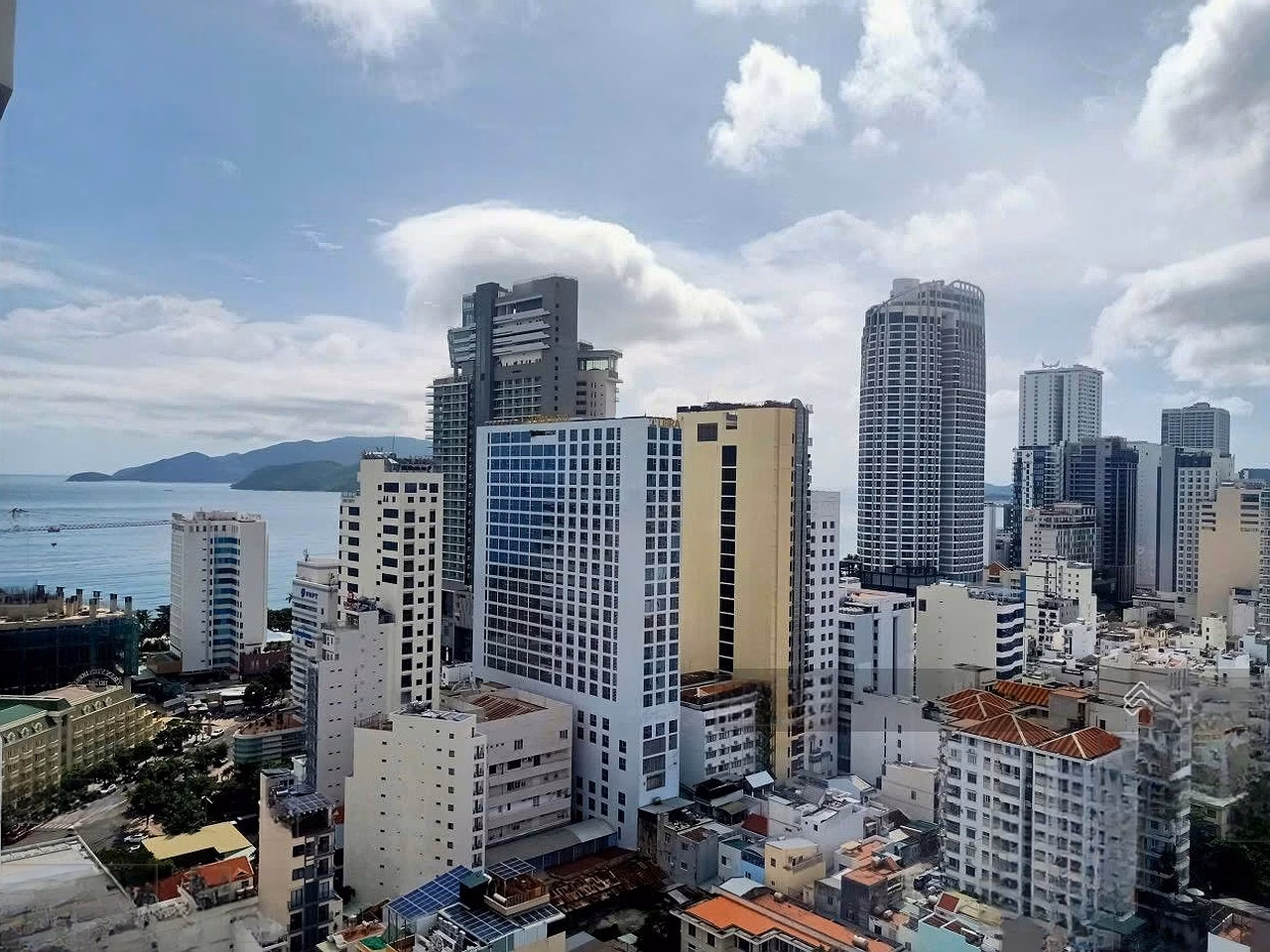 Selling a 2 bedroom high floor apartment with beautiful view and fully furnished