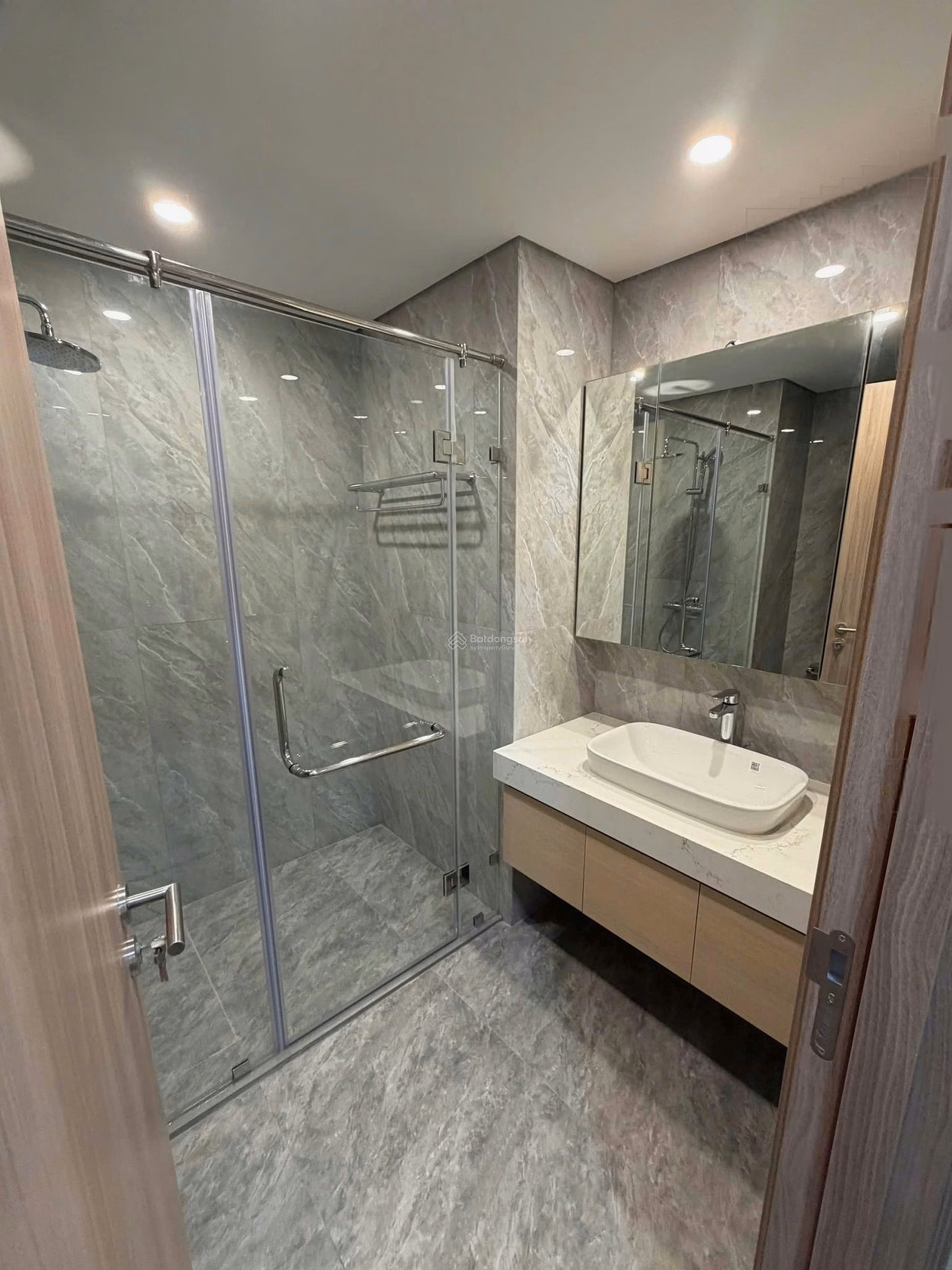The owner sent for rent an apartment with 2 bedrooms, 2 bathrooms, 83m2, view of Lotte + West Lake. New interior. Price 20 million/month