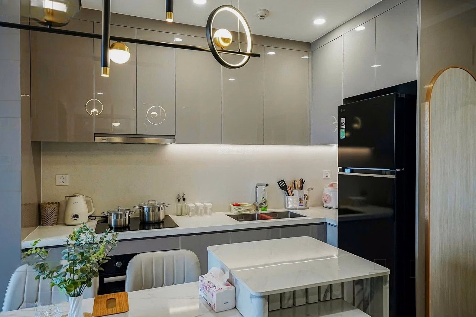 Shopping cart for rent 1-2-3 bedrooms nice view, near Vincom, free gym, swimming pool, pick... Price from 4.5 million Vinhomes Q9