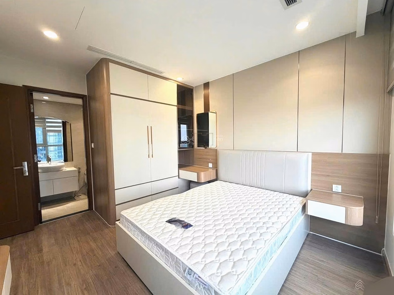 2 bedroom apartment for rent, price 19 million/month, 82m2, good price at Vinhomes Central Park, Binh Thanh, City. HCM