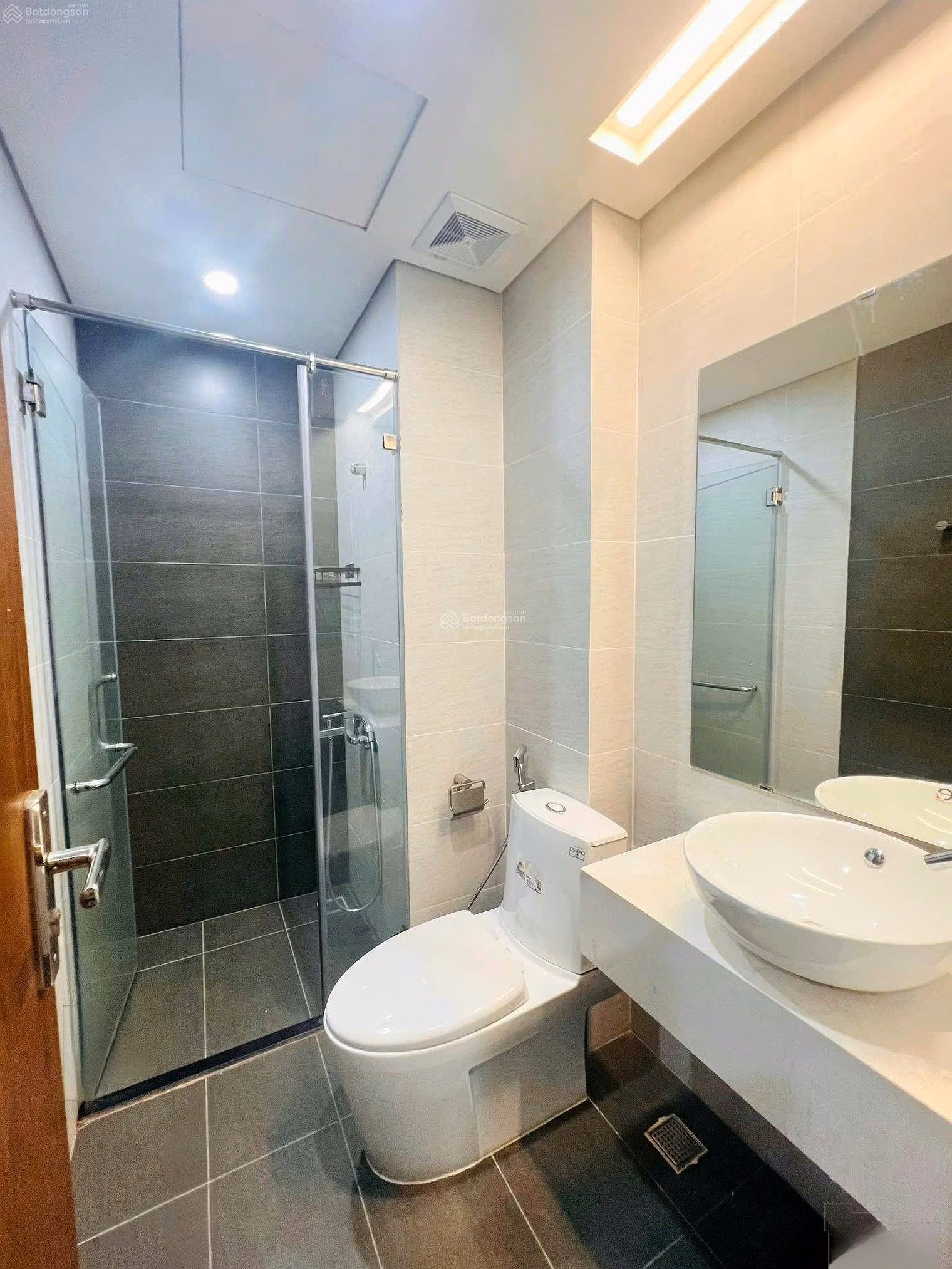 HUD Building Nha Trang luxury 2-bedroom apartment for rent right on the beach - full high-end furniture