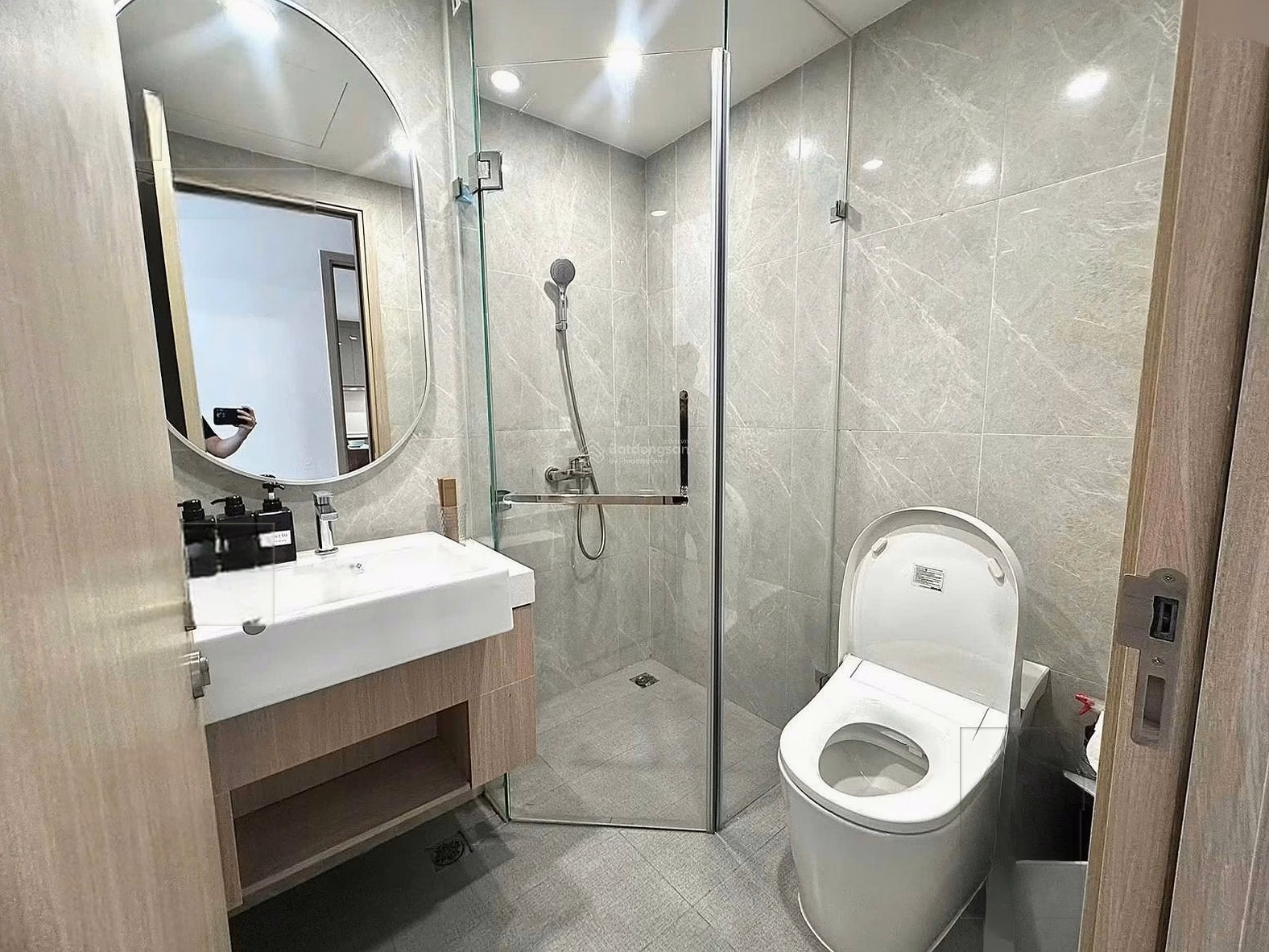 Instant sale! Who is willing to reduce 300 million/New furniture 55m2/Separate book 2.5 billion/70% loan Pham Van Dong