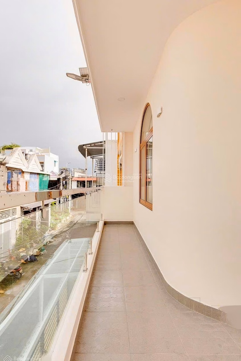My family needs to rent a beautiful, spacious and airy 3-storey house with a living area of ​​more than 200m2