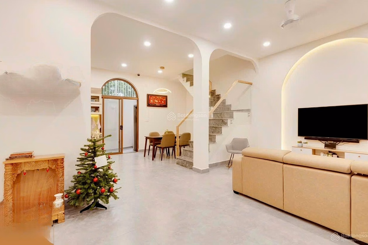 My family needs to rent a beautiful, spacious and airy 3-storey house with a living area of ​​more than 200m2