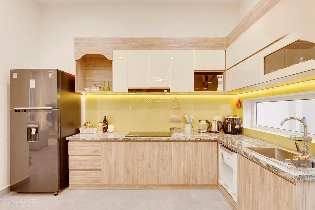 My family needs to rent a beautiful, spacious and airy 3-storey house with a living area of ​​more than 200m2