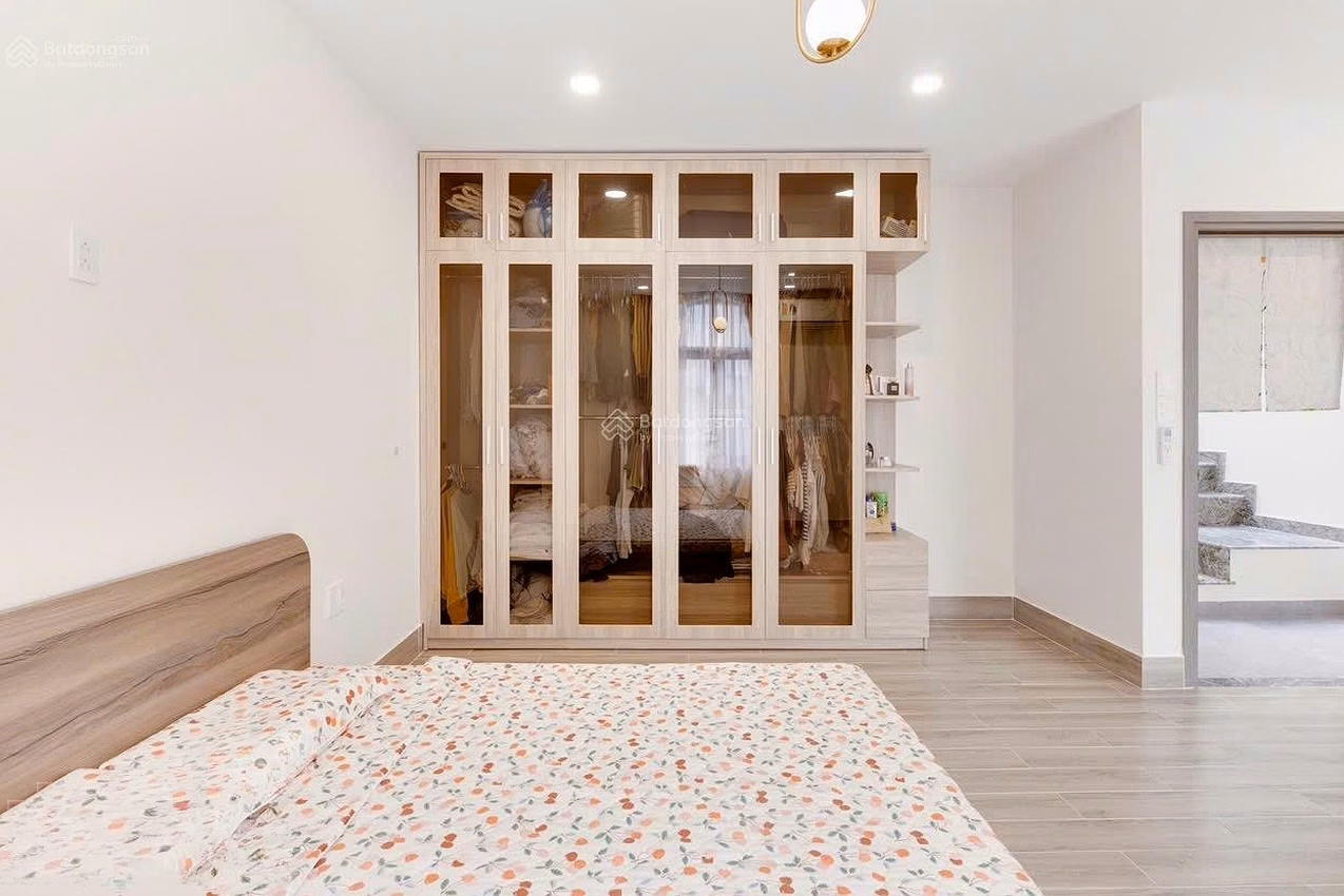 My family needs to rent a beautiful, spacious and airy 3-storey house with a living area of ​​more than 200m2