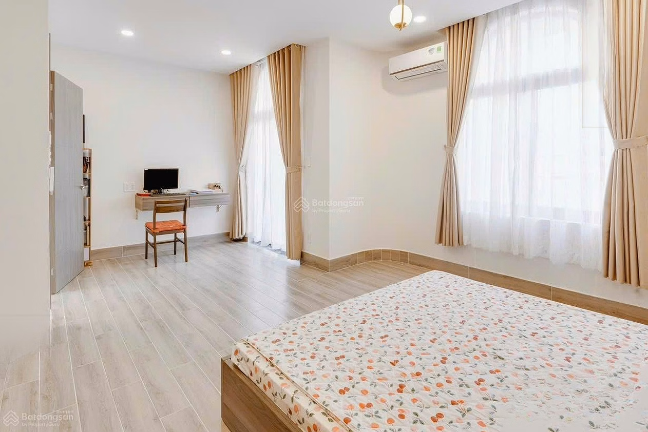 My family needs to rent a beautiful, spacious and airy 3-storey house with a living area of ​​more than 200m2