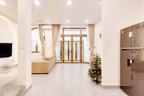 My family needs to rent a beautiful, spacious and airy 3-storey house with a living area of ​​more than 200m2