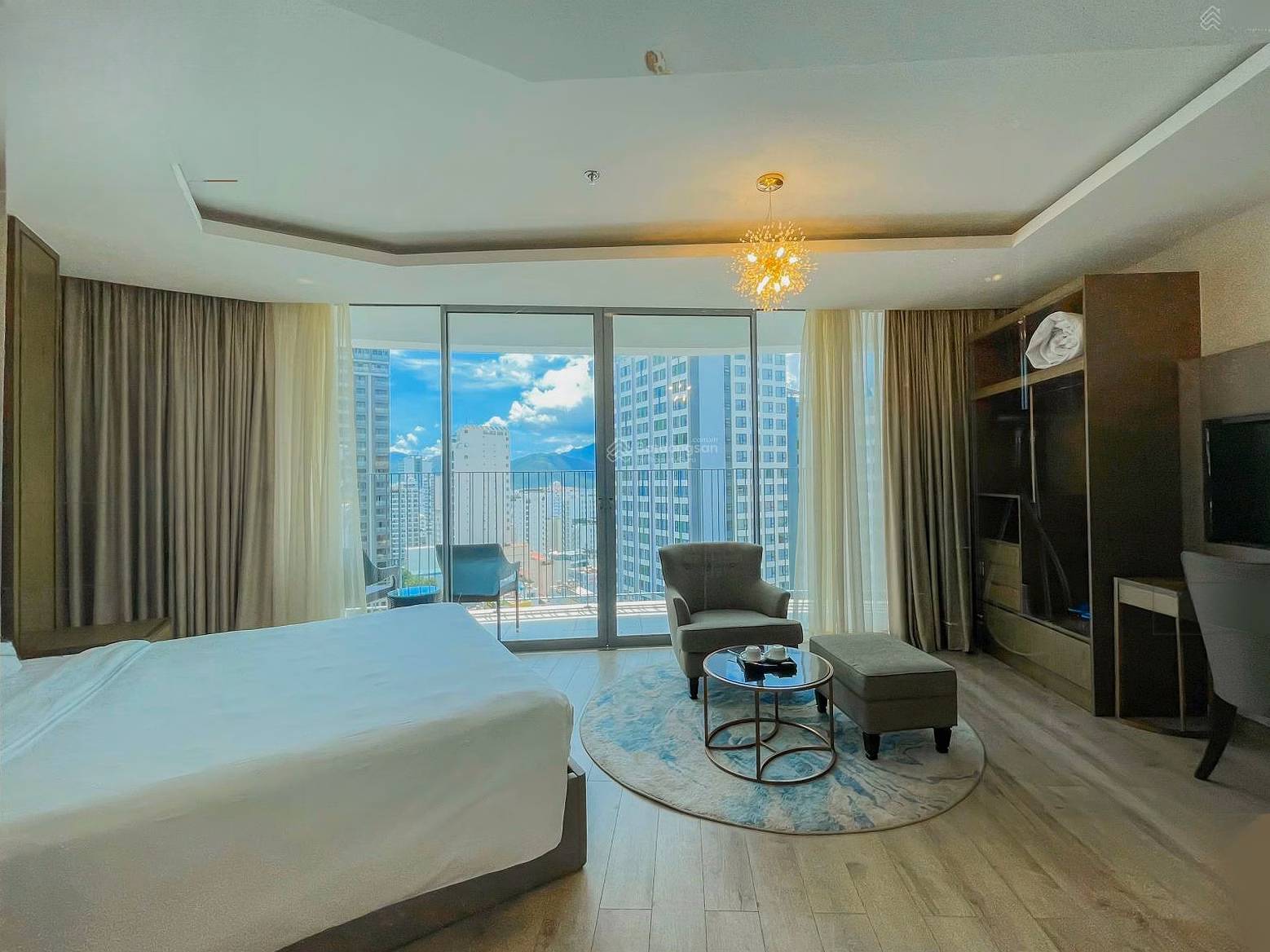 Studio for rent with street view - with bathtub - 45m2 - 14 million/month
