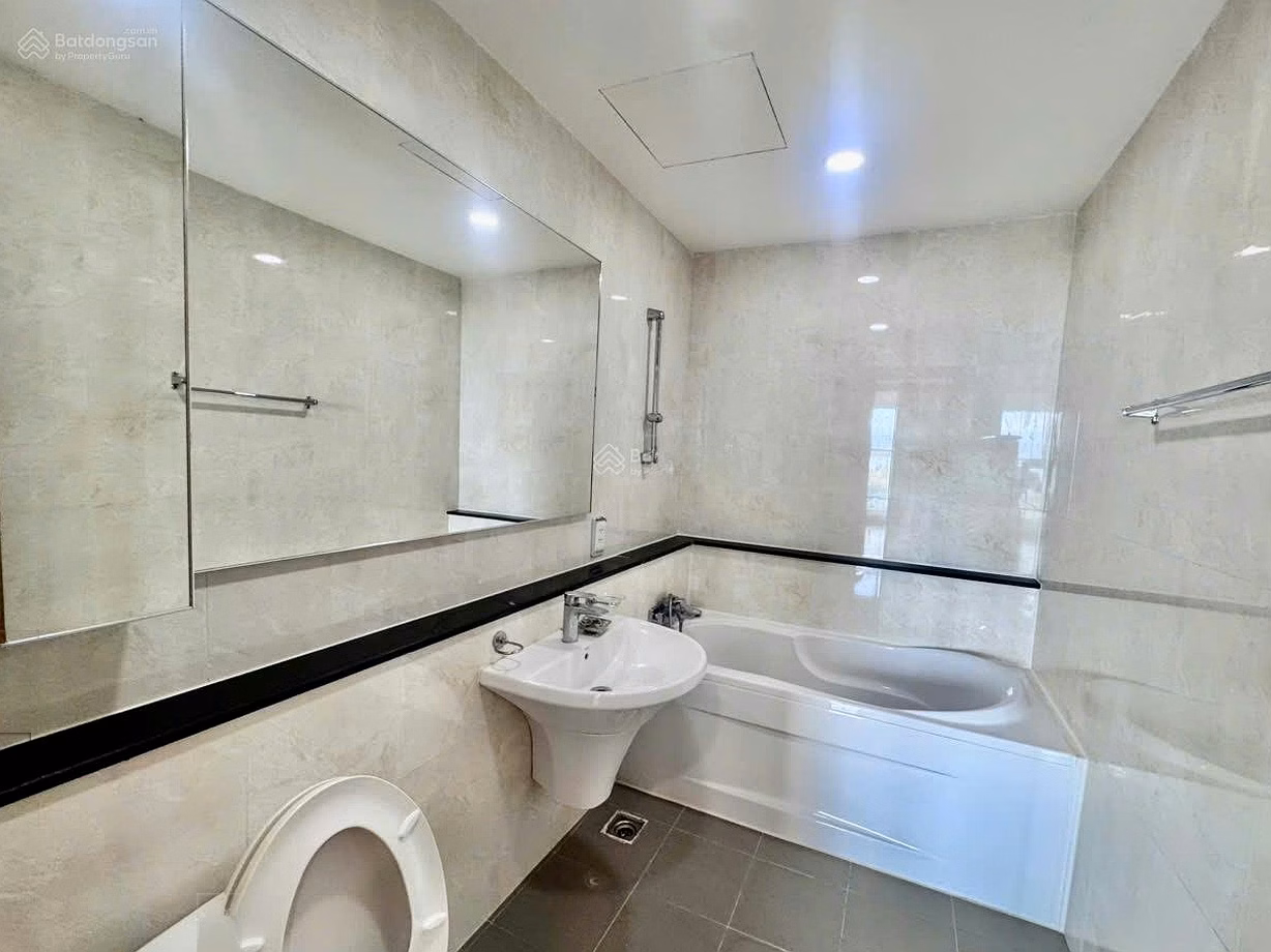 Quick sale of Blooming Tower Danang apartment, 2 bedrooms, 109m2***
