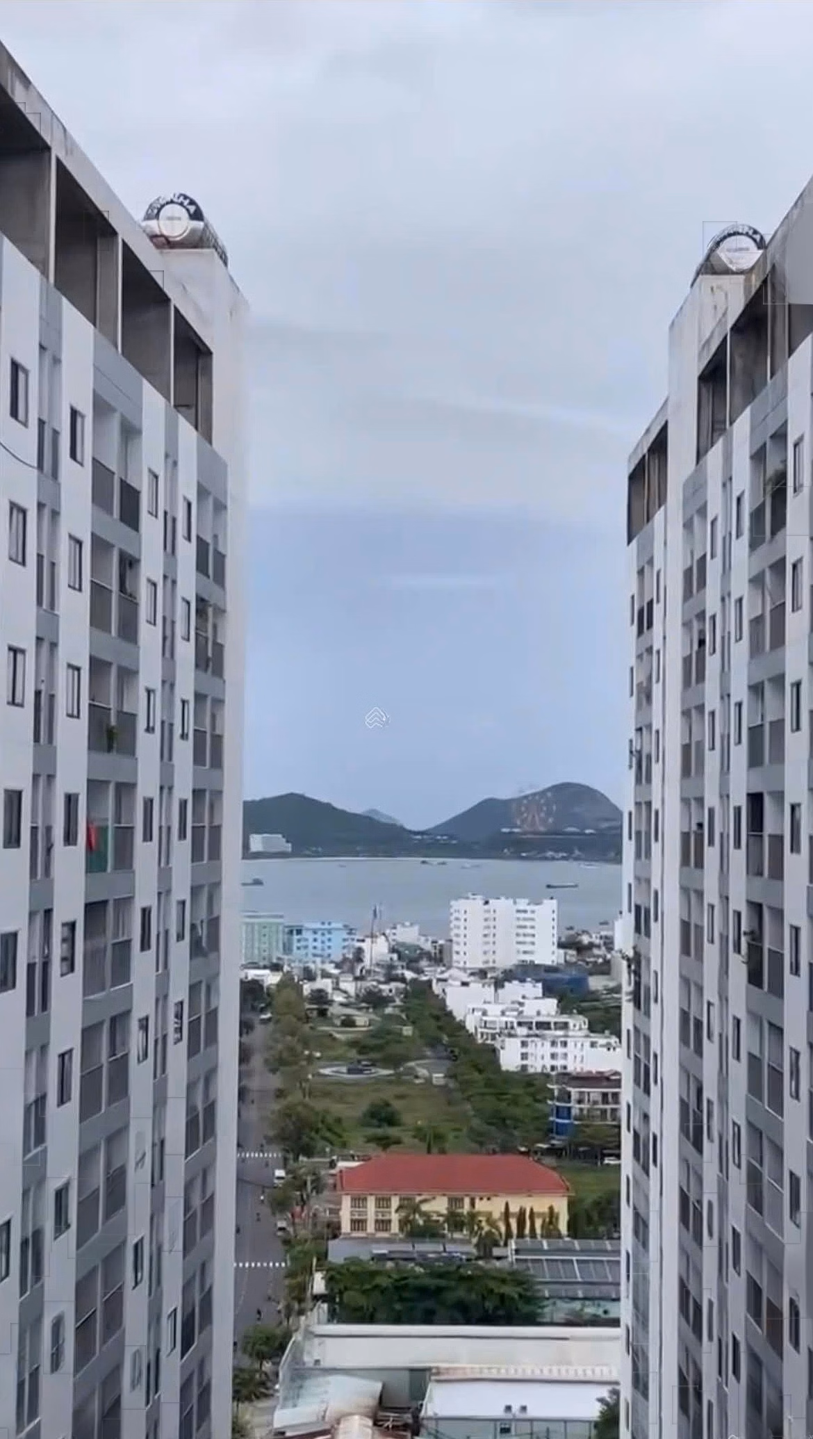 Apartment with direct view of Hon Tre, sea view, hand-delivered red book, priced at only 2 billion.