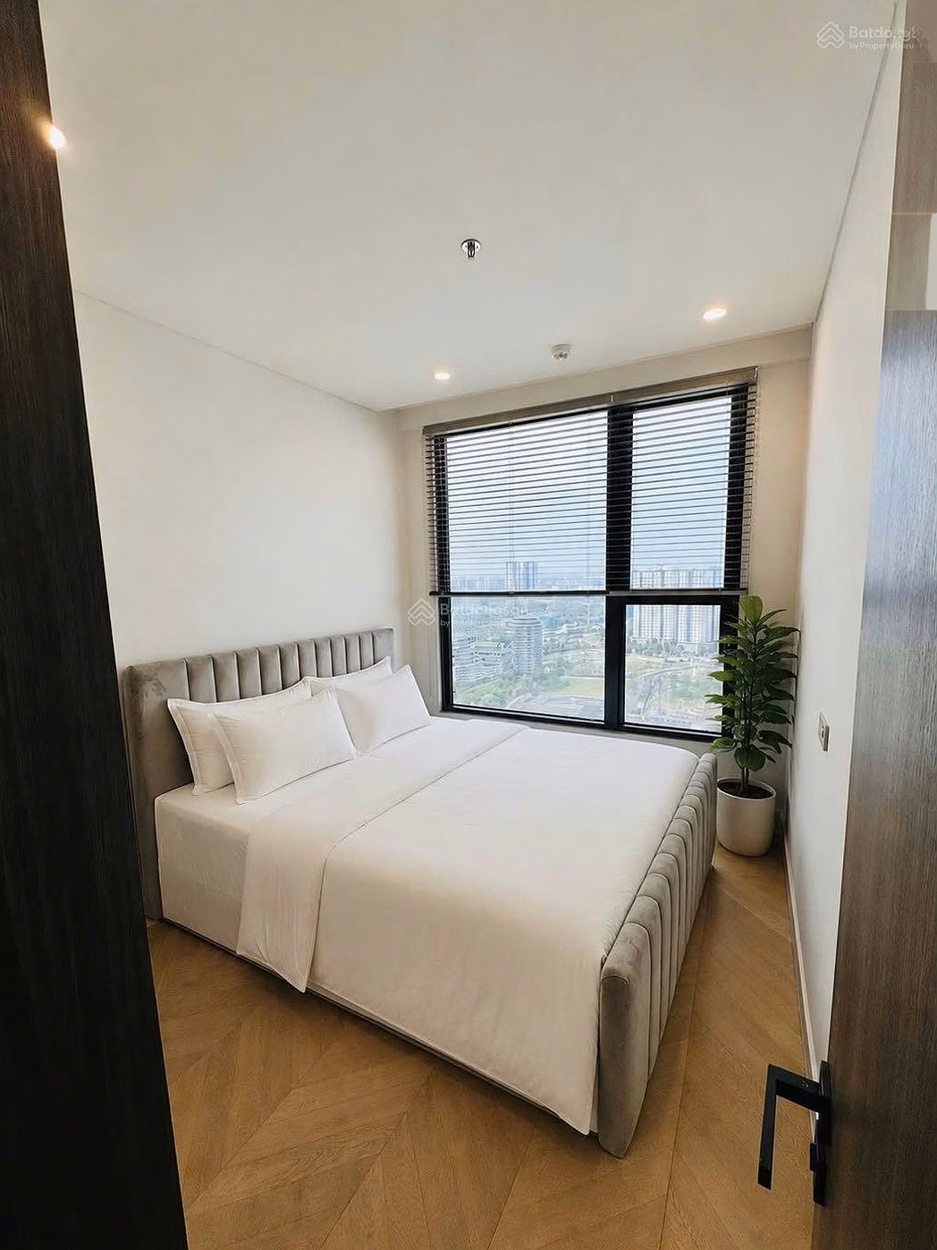 Lumiere Riverside 2 bedroom price only 33 million BTP. Specializing in shopping carts for transfer and rental in Thao Dien area