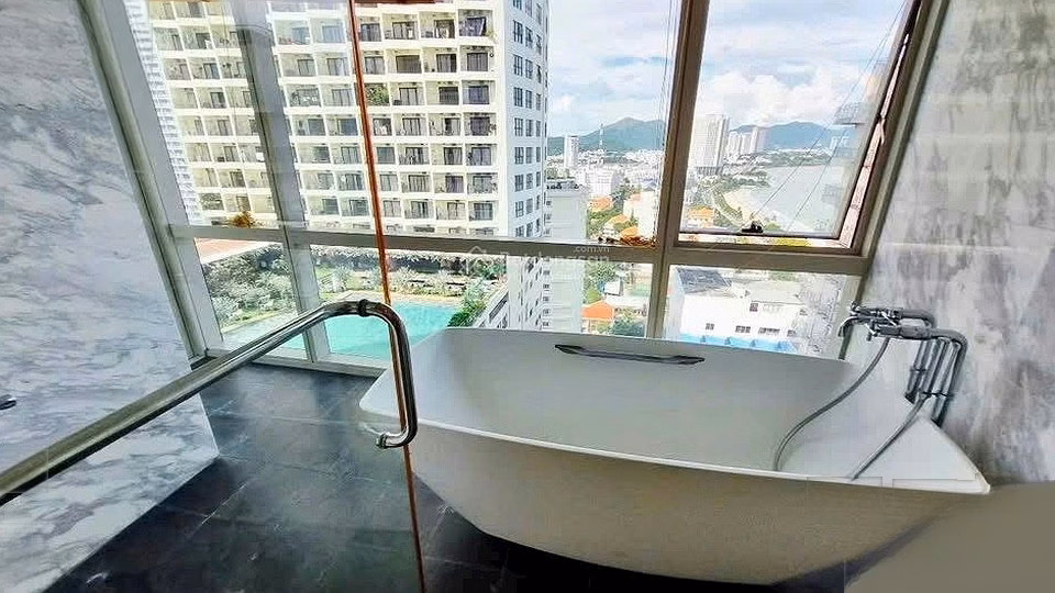 5-bedroom corner apartment with sea front in Nha Trang Center Building, good price