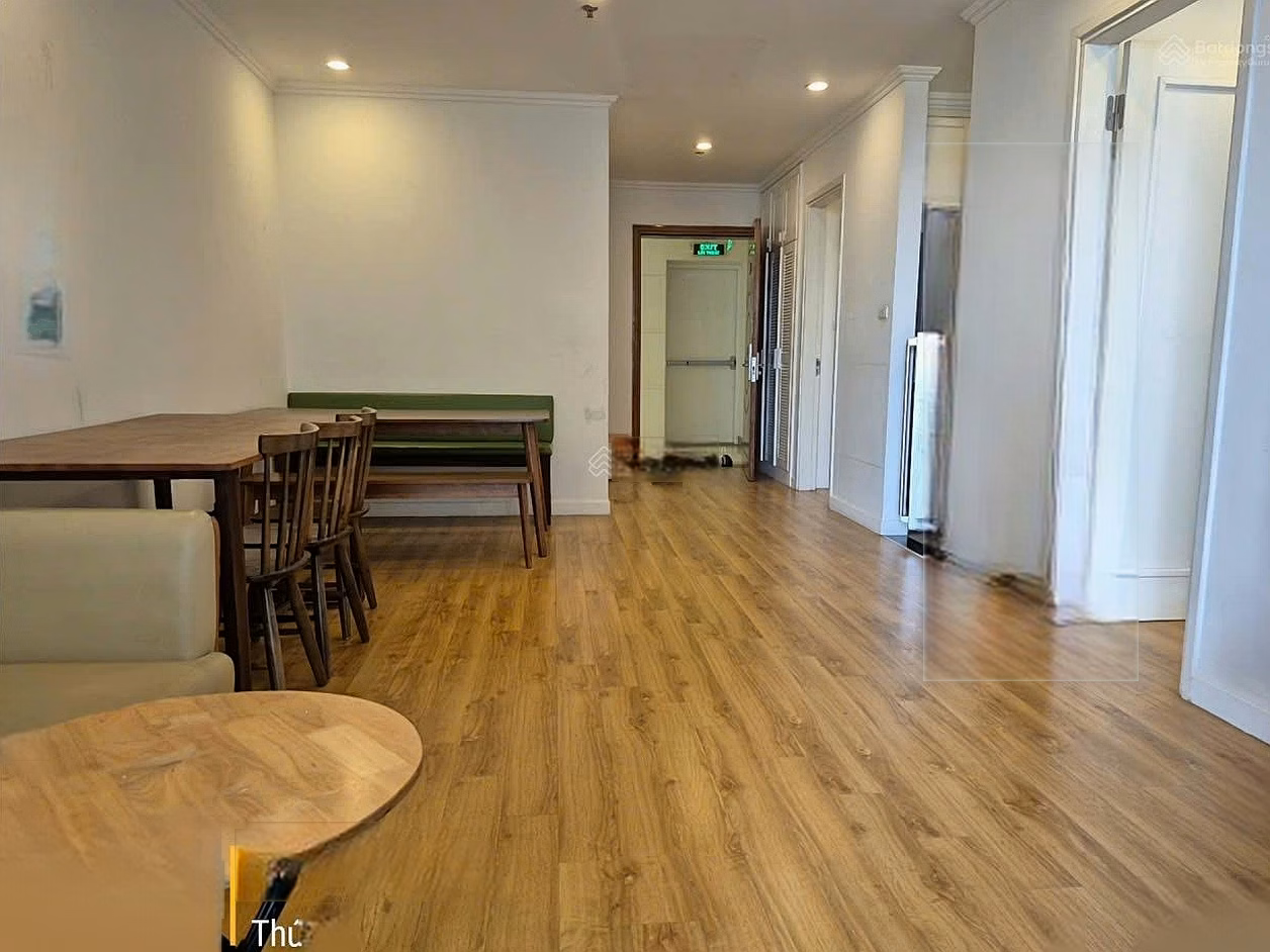 Owner for rent at Vinhomes Nguyen Chi Thanh apartment complex 86m2, 20th floor, beautiful view, Southeast direction